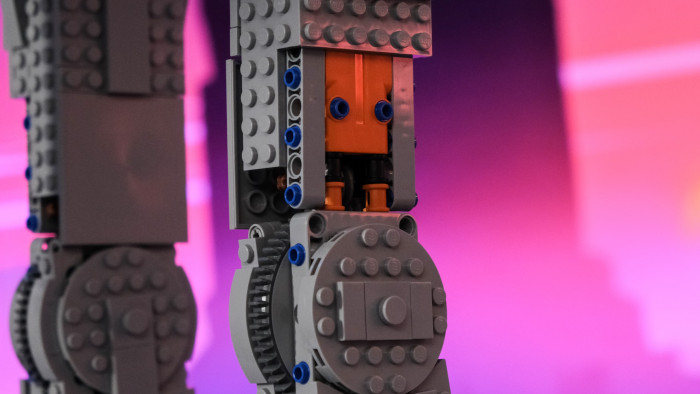 Knie werden mit Pins verbunden. (Bild: Oliver Nickel/Golem.de)